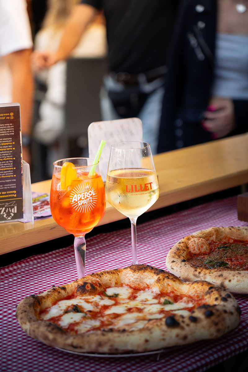 Eventcatering DerPizzaDealer © Foto: Tobias Steinbrück frisch gebackene mozzarella pizza abendveranstaltung kalte getränke