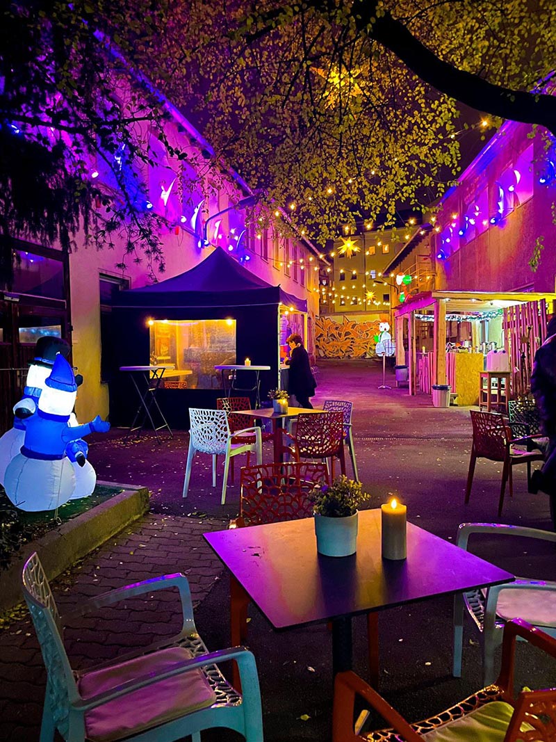Weihnachtsmarkt Friese7 weihnachtlich geschmückter innenhof der Friese 7 warme lichter verkaufsstand gastronomie