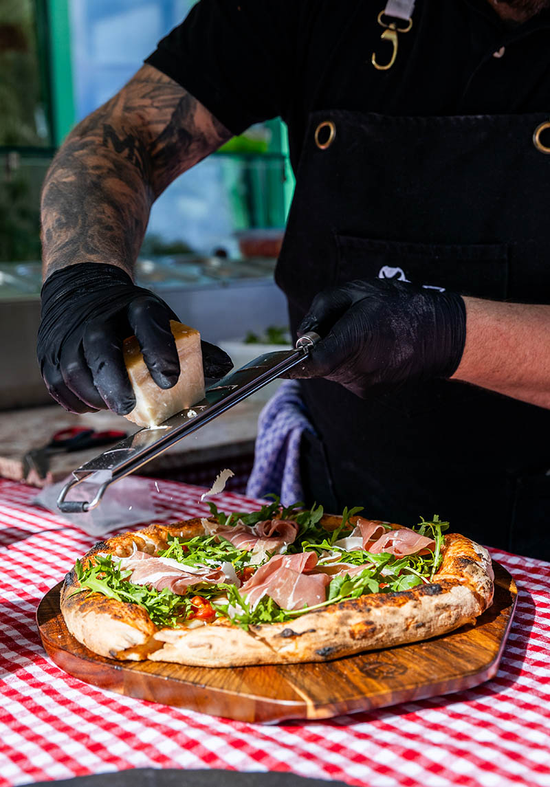 Eventcatering DerPizzaDealer © Foto: Tobias Steinbrück frische pizza aus dem steinofen mit rucola prosciuto frisch geriebener parmesan
