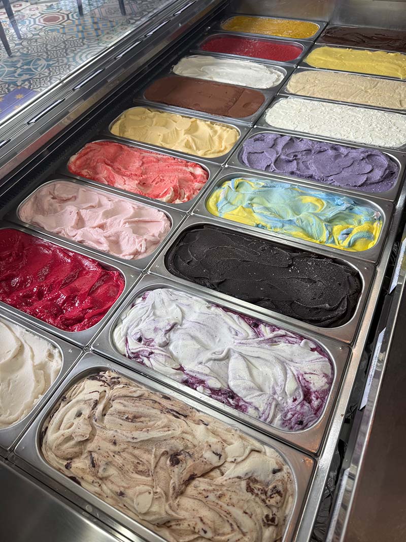 Eisangebot der bunteEIS.TRÄUMEREI farbenfrohe eissorten aus dem angebot der eisdiele bunte eisträumerei