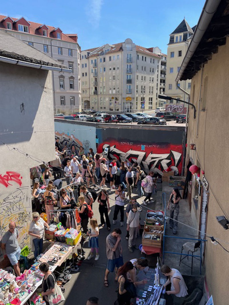Flohmarkt Friese7 vogelperspektive auf das gelände des flohmarktes in der friesenstrasse 7 zu sehen sind viele verkaufsstände und besuchende